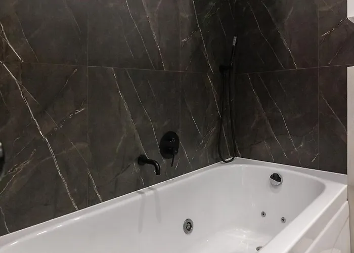 Leogrand Jacuzzi On Shevchenka 31a Apartamento Lviv