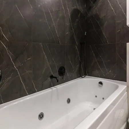 Leogrand Jacuzzi On Shevchenka 31a Daire Lviv